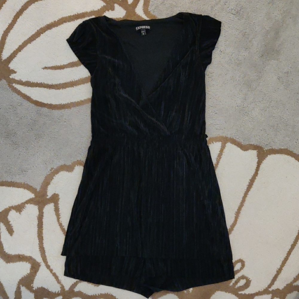 EXPRESS Plisse Surplice Romper Black Sz XS